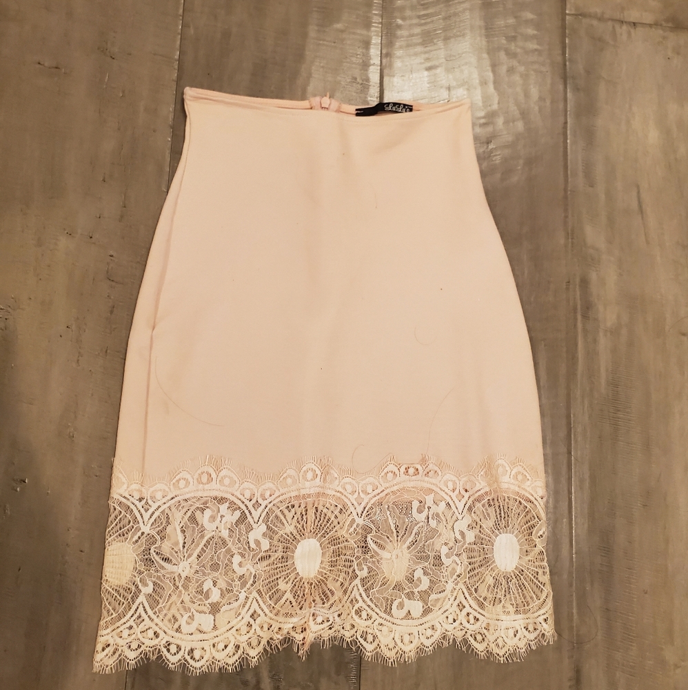 Lulus is lace blush skirt